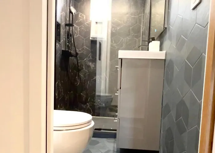 Modern Near Montmarte 2 Mins From Metro Chateau Rouge דירה *