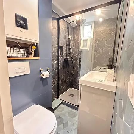 Апартаменты Modern Near Montmarte 2 Mins From Metro Chateau Rouge Париж