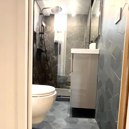 Modern Near Montmarte 2 Mins From Metro Chateau Rouge Lägenhet *